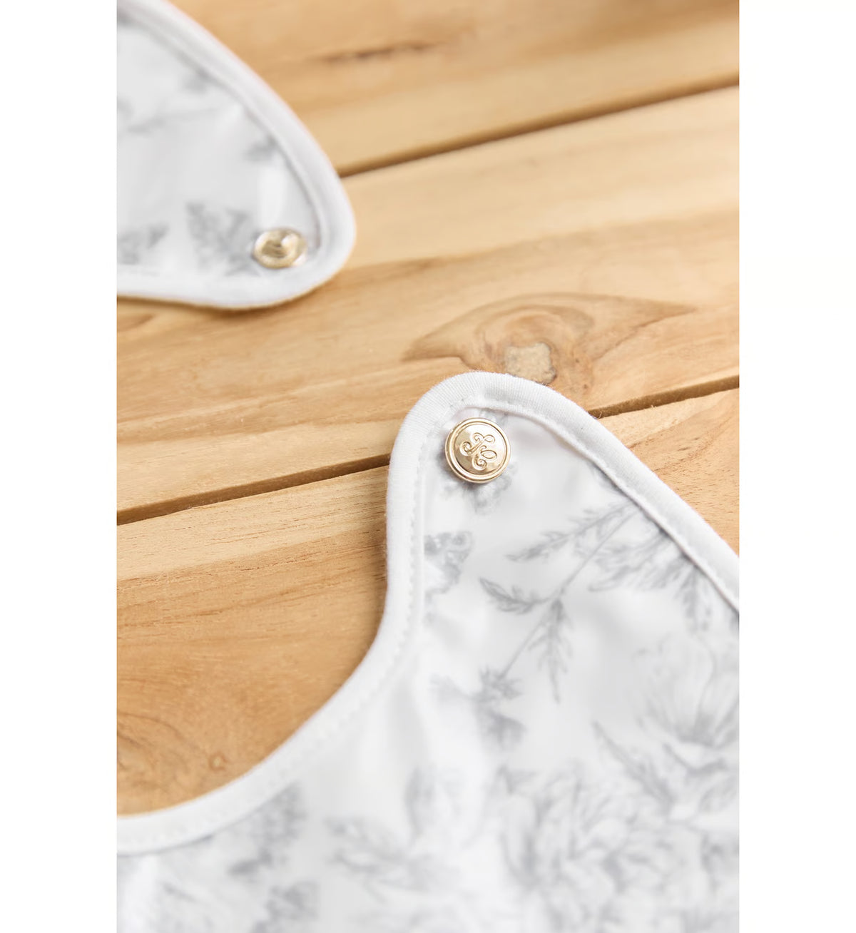 Bavoir toile enduite – Imprimé Toile de Jouy | Tartine et Chocolat