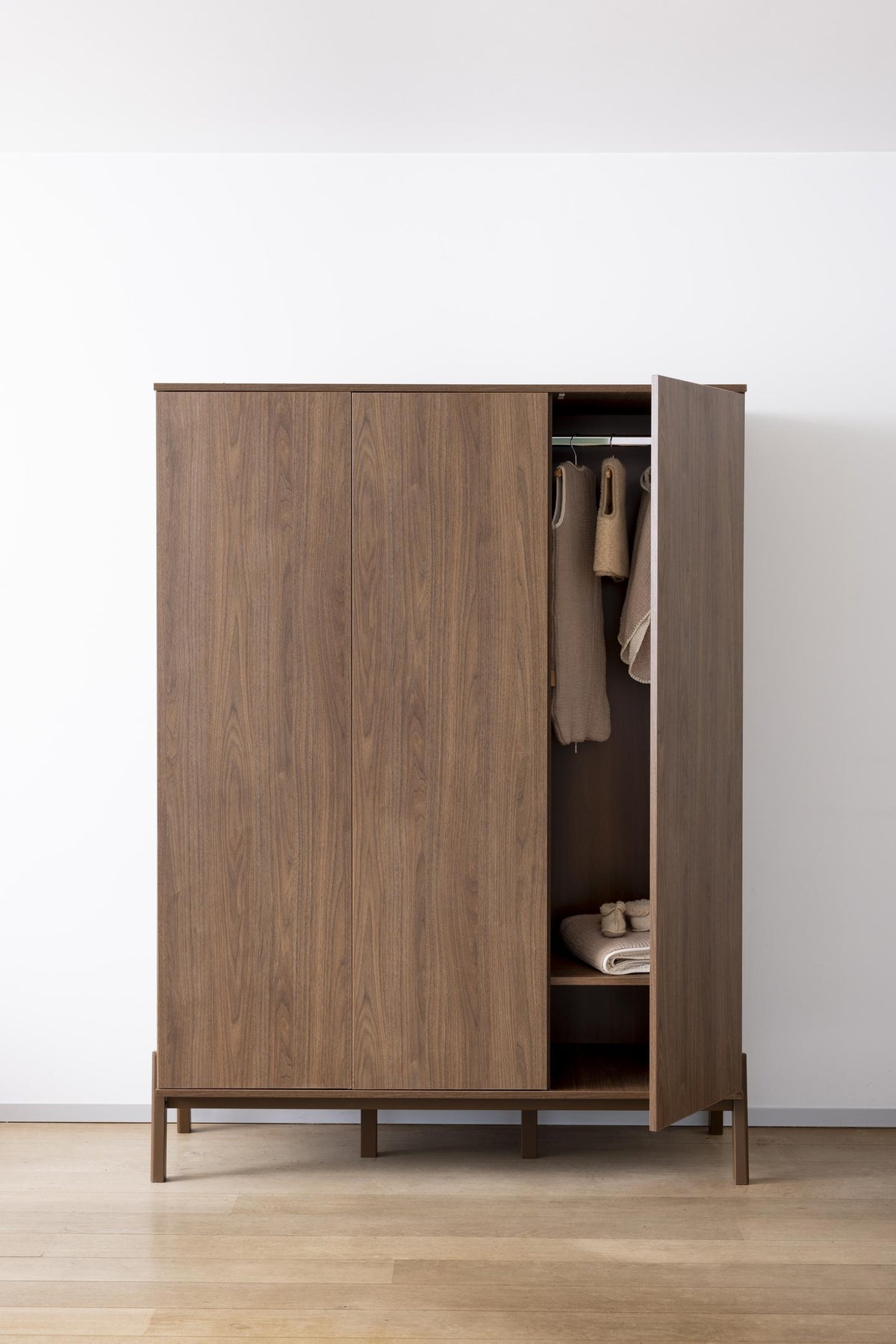 Armoire Ashi XL – Grande armoire 3 portes pour chambre bébé