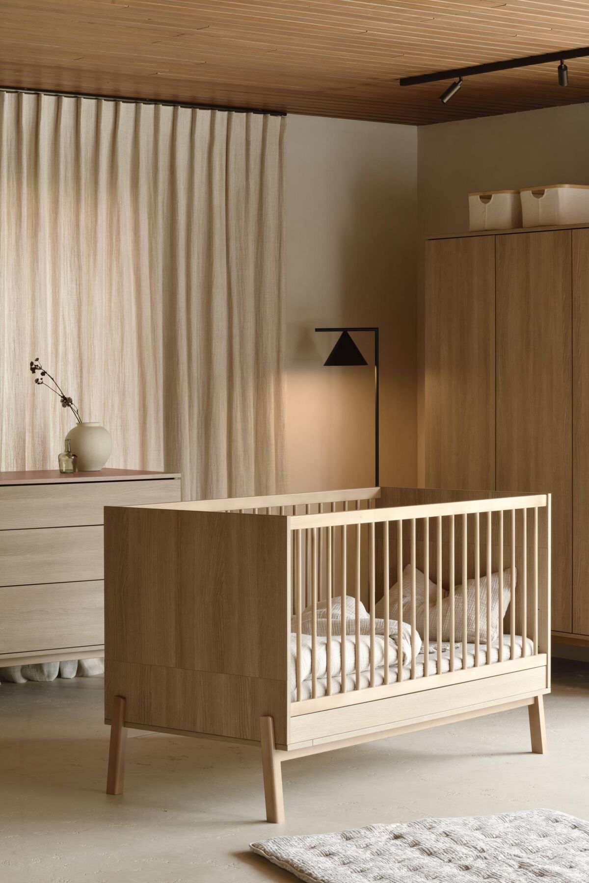 Armoire Ashi XL – Grande armoire 3 portes pour chambre bébé